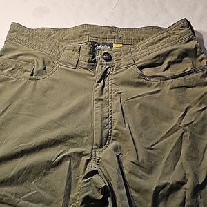 Cabelas olive green lightweight capris size W/T 32. L/J 30